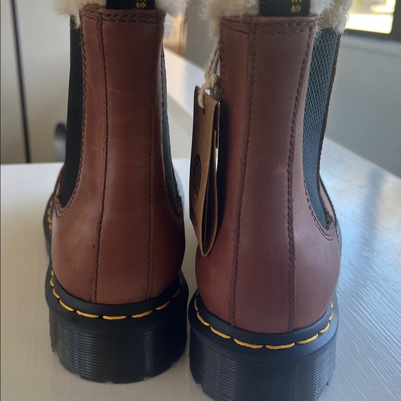 NWT Dr Martens 2976 Leonore Chelsea Boots Faux Fur Lined in Saddle Tan - Picture 7 of 8